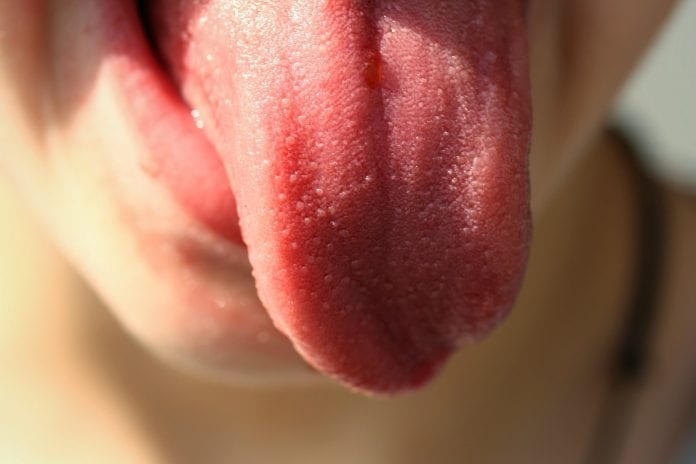 excitar uma mulher usando a língua