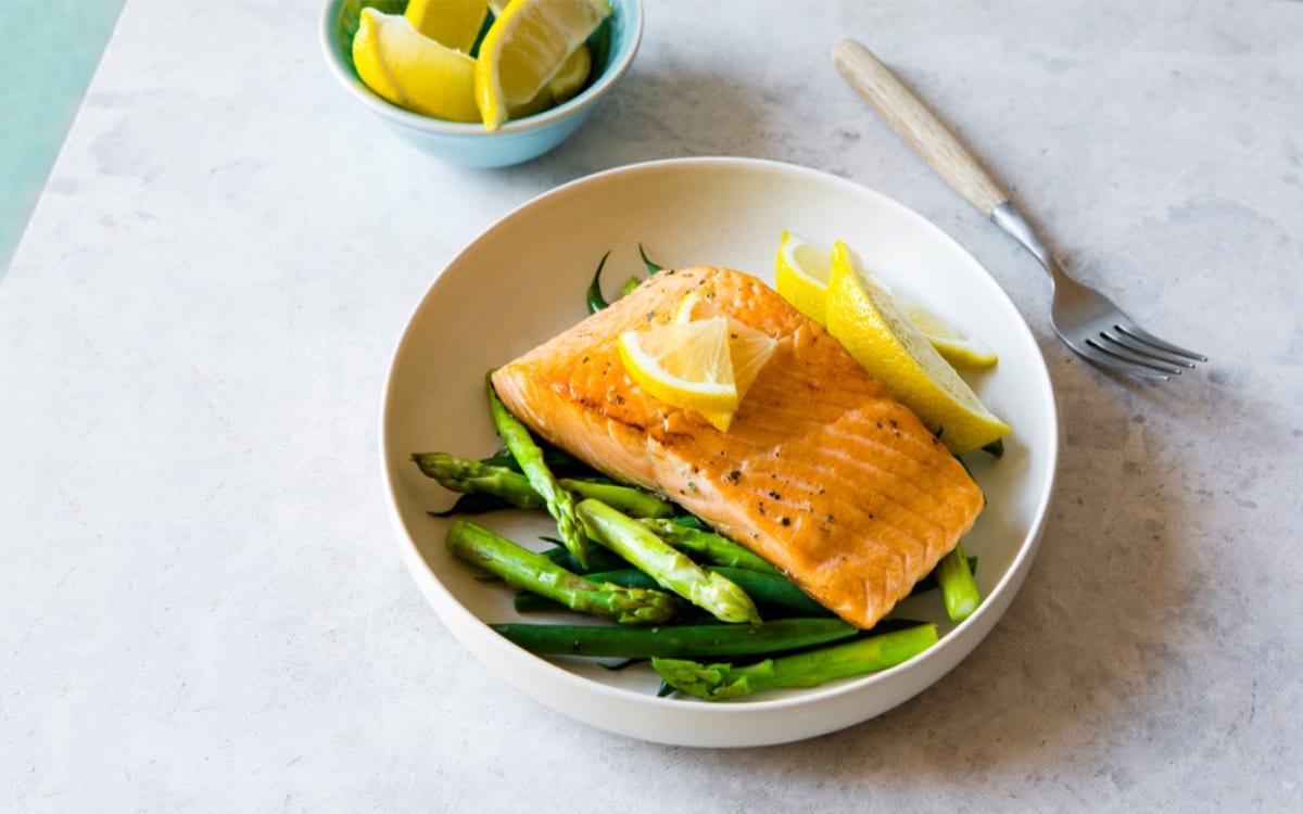 Healthy salmon and asparagus dish